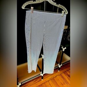 ATTYRE Capri Pants, 6 Petite, Navy and White, Easy Stretch Material.
